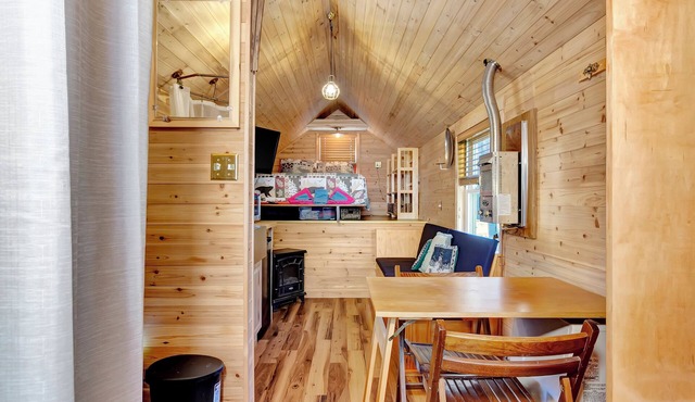 Tiny House, fire place, fire pit, Stratton; 5 min. 3 min WALK to Pikes Falls!