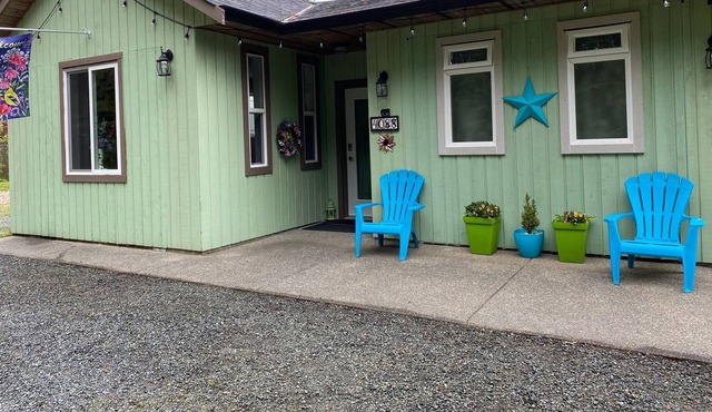 Tranquil Gardens Cottage only 5 minutes from the beaches and shopping