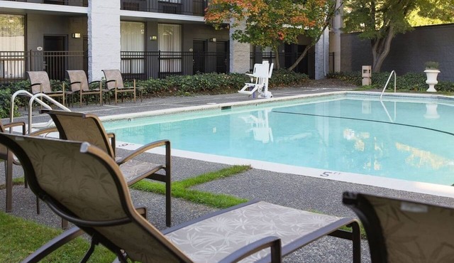 Travel Destination! Parking and Seasonal Pool, Near Bellevue Downtown Park