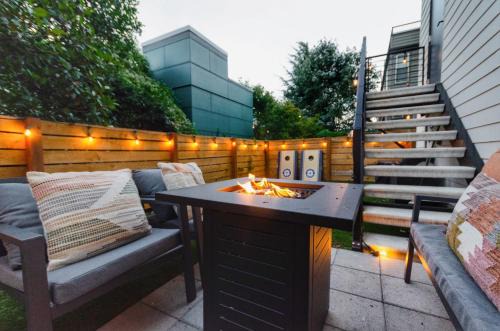Travelers Dream, Walk to Space Needle, Firepit, cornhole