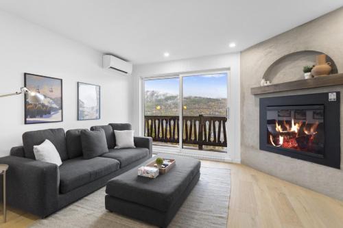 Tremblant Lakeview Retreat w Balcony and Fireplace