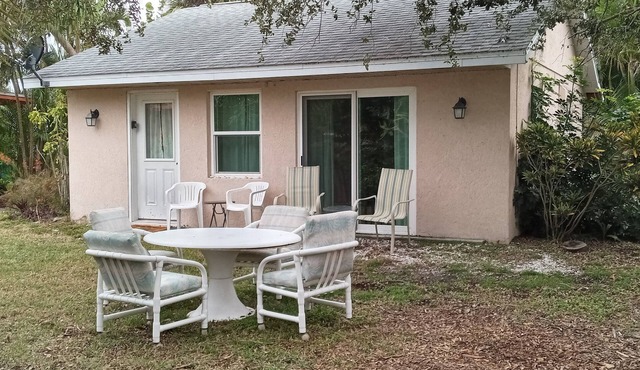Tropical Garden Cottage only 3 miles to beautiful Englewood Beach. Pet-friendly!