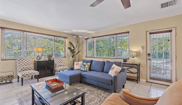 Tropical Retreat w/charming garden near downtown.