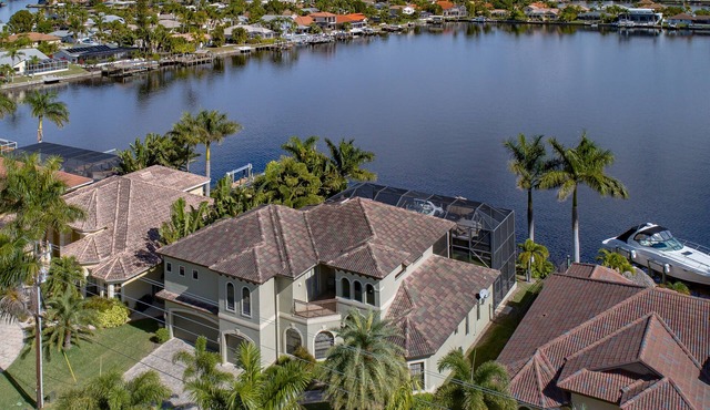Tropical Waterfront Paradise, Spacious Villa with Direct Gulf Access