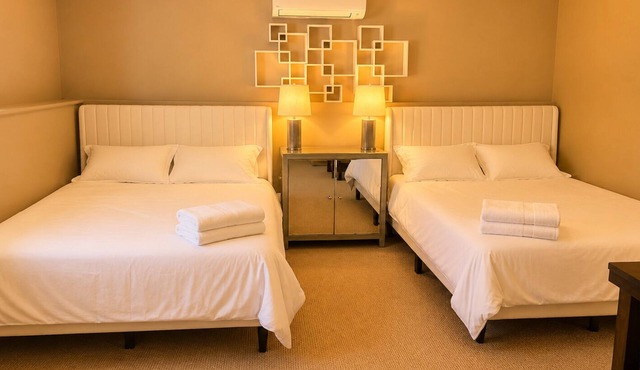 Two Queen Bedroom Cozy Retreat Near Everything | Clean & Comfortable