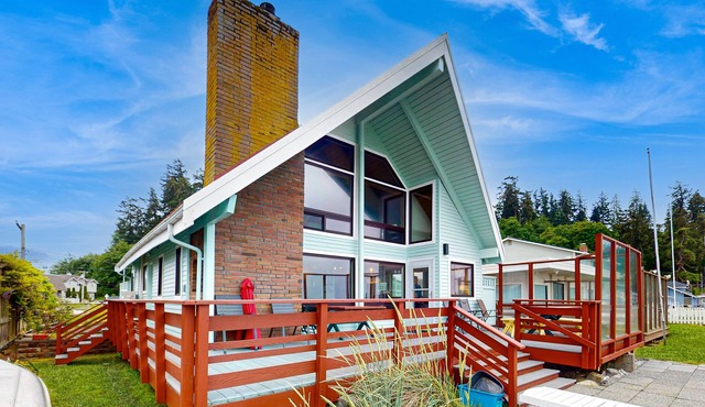 Two story, dog-friendly oceanfront cottage w/deck, private gas grill, wood stove