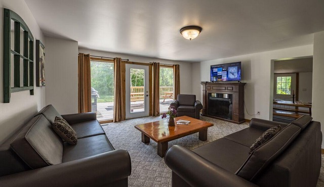 Tyrolean · Private 6BR on 10 Acres · Monthly Stays
