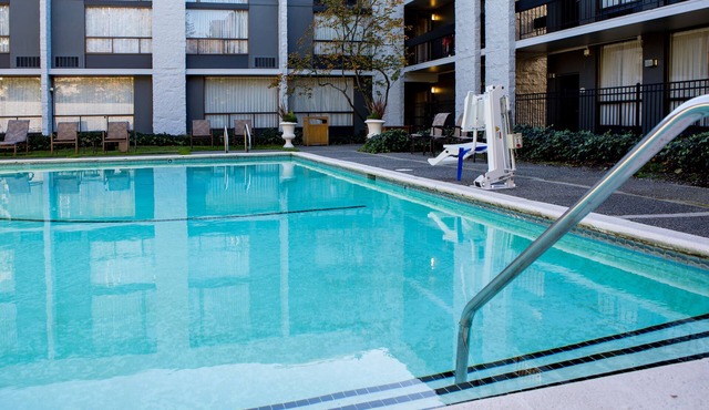 Ultimate Bellevue Experience! 2 Double Beds Rooms, Outdoor Seasonal Pool