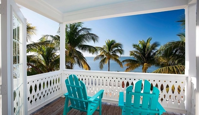 Ultimate Florida Getaway! Garden View, 4 Pools, Shuttle Service and Parking!