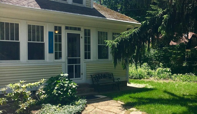 Union Pier-Steps to the beach. Spacious.Private yard Lg screened porch, fire pit