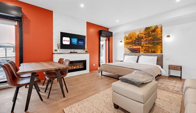 Unit 105 - King Bed - 55" TV - Downtown