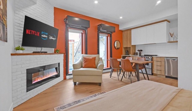 Unit 106 - King Bed - 55" TV - Downtown