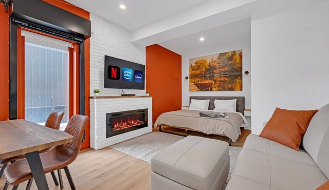 Unit 107 - King Bed - 55" TV - Downtown