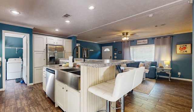 Updated kitchen, outdoor seating, drive to all the area waterfalls