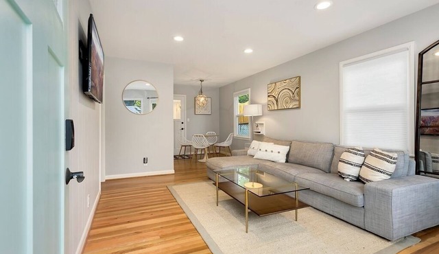Updated NE Seattle · 2BR · Yard · Near Light Rail