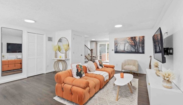 Upgraded 4BDR+3LVL Townhouse, Close to IAD Airport