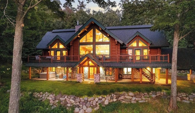 UpNorth Chalet: Hot Tub, Game Room & Sauna