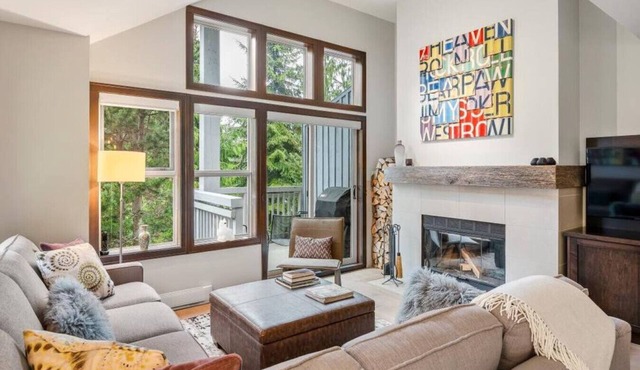 Upper Village 3BR:Sleeps 6,Hot tub,Patio+BBQ,Free Parking & Steps from Golf Course!