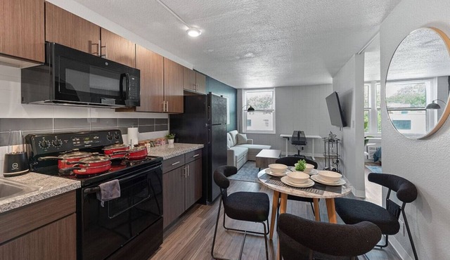 Upscale 2 Bed Suite — Mins to Downtown Cincinnati! in Cincinnati