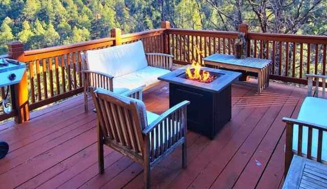 Upscale Family Mountain Cabin ~Deck w/views + Fire Table ~Game Room