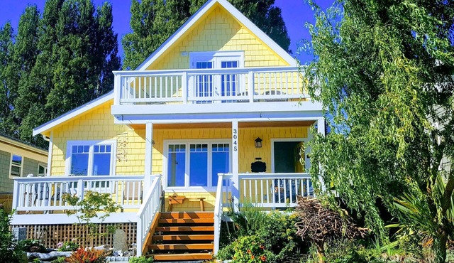 UPSTAIRS Apt, Alki beach, historic, UPSTAIRS, Newly rebuilt, AC, W/D, fast wifi