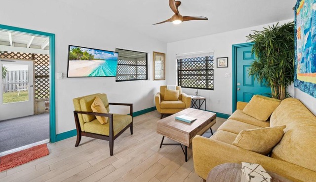 Uptown Cottage - Walk to the Beach and Restaurants
