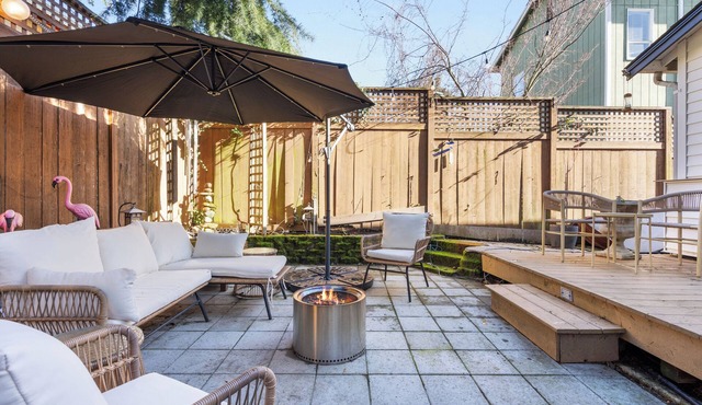 Urban Oasis with Cedar Hot Tub