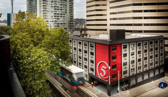 Urban Two Queen w/Tub, Hotel FIVE, Designer Toiletries, near Seattle Waterfront