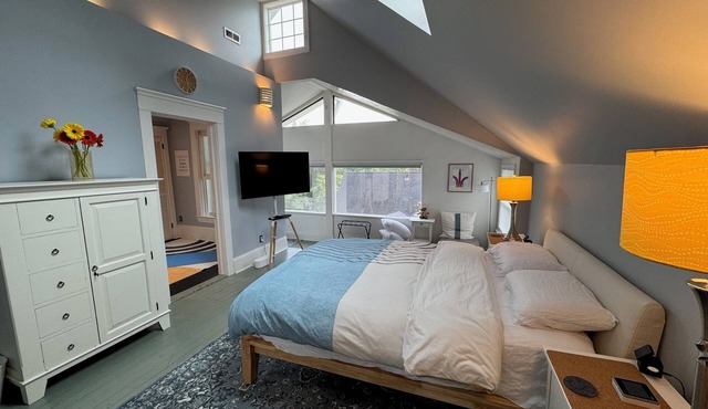 Vennen House; a peaceful craftsman farmhouse in Ballard