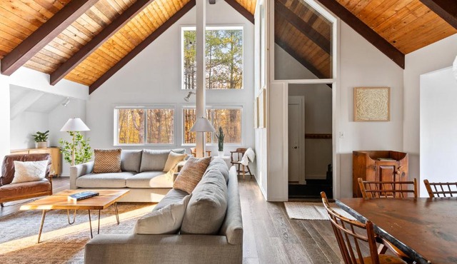 Vermont A-Frame Sleeps10, Hot Tub, Sauna, EV, AC