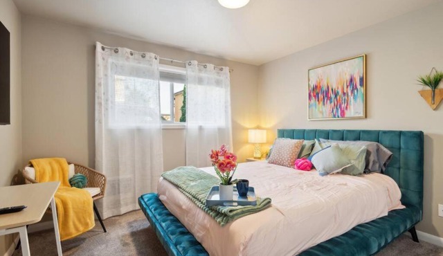 Vibrant 2bed Condo - Stroll to SEA Space Needle