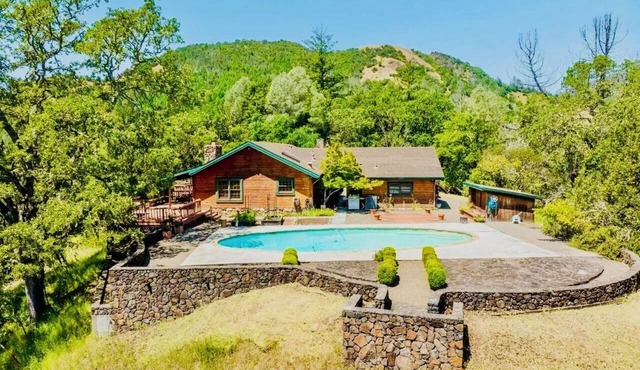 Views galore, pool, nearby wineries and restaurants