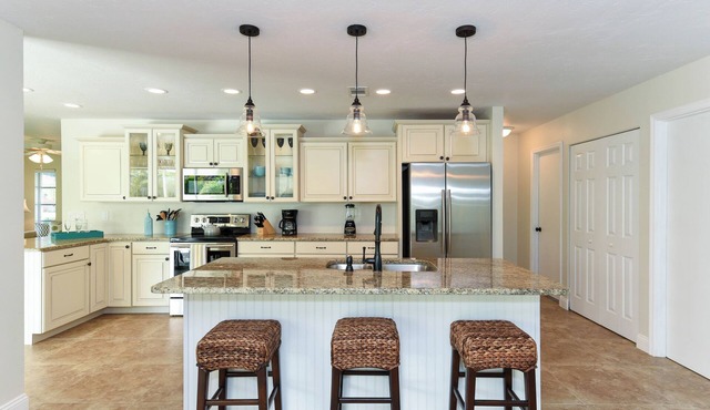 Villa Bellini 3BR/2BA, heated private pool, huge fenced-in backyard, petfrienly