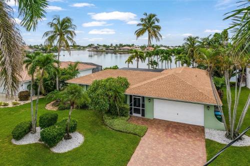 Villa Dolphin Waterfront at 8-Lakes Area and Heated Pool