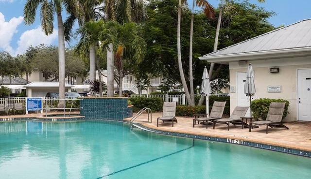 Villa next to IMG Academy. Pool. Sleeps 8. Gated and 2 free parking spots.