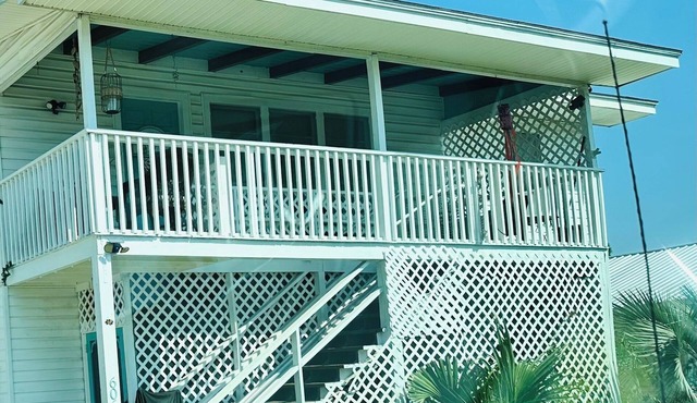 Vintage 2-bedroom cottage in North Myrtle BeachnTwo blocks from the ocean.