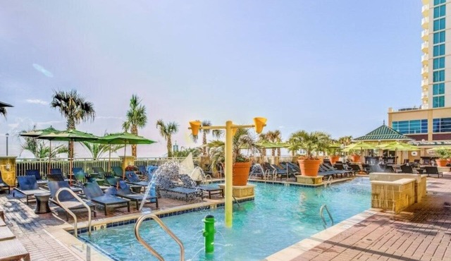Virginia Beach | Balcony Retreat | Resort Pool & Beach Access