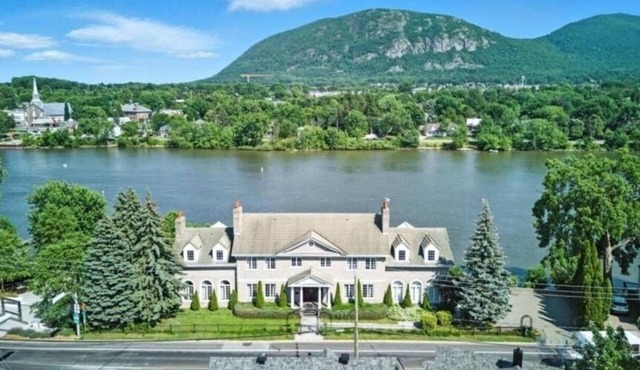 Wake Up to Mont-Saint-Hilaire Views — Waterfront Home Near Montreal