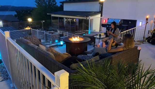Walk-in Villa | 2-Min to SDC | Kayaks | Poolside