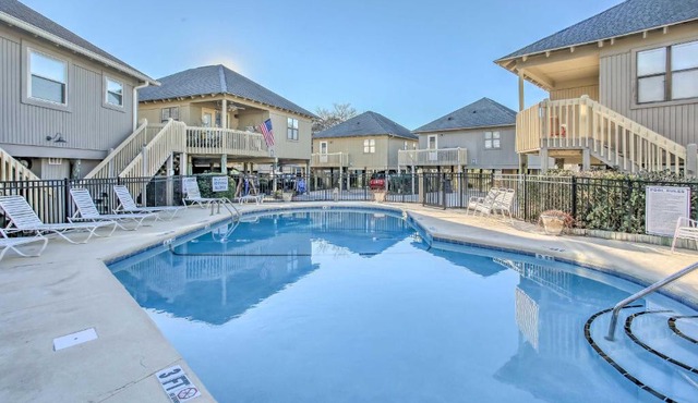 Walk to Beach: Dog-Friendly Myrtle Beach Cottage!