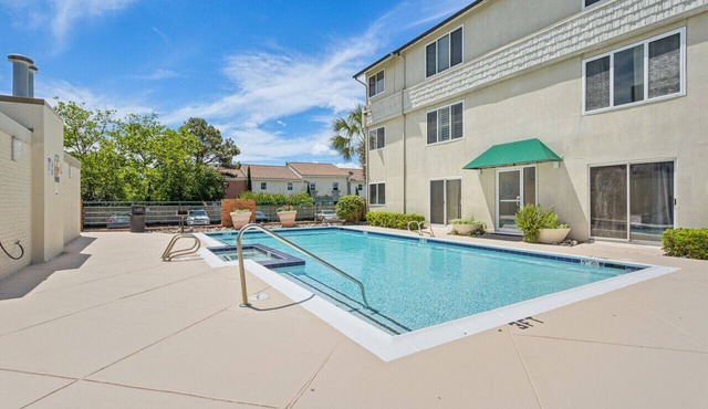 Walk to beach, Patio, Pool, Central Downtown Condo