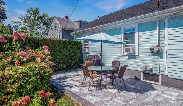 Walk to Cliff Walk/Beach! Renovated, Sunlit with new patio! St George's Pets OK!