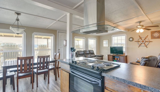 Walk to Shore! Family-friendly Surfside Beach Gem