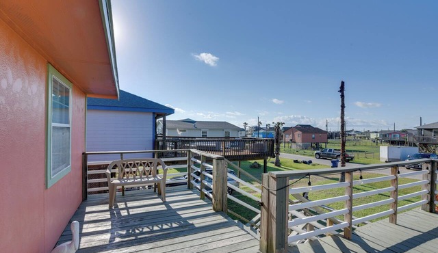 Walk to Shore & Restaurants: Surfside Beach Home!