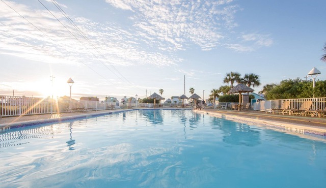 Walk to the Beach. Pool & Hot Tub. Mini Golf