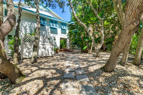 Walk to Wabasso Beach: Home w/Hot Tub & Bikes