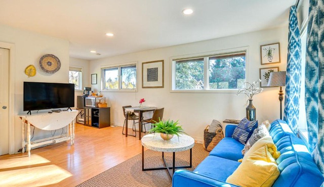 Walk to Willamette River: Studio in West Linn