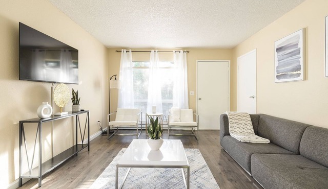 Walkable condo in heart of vibrant D/n Redmond, m/s from Microsoft, woodinville