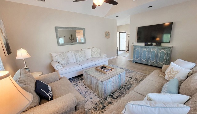 Walking distance to 78Fitness, tennis, pickle ball courts and indoor pool!