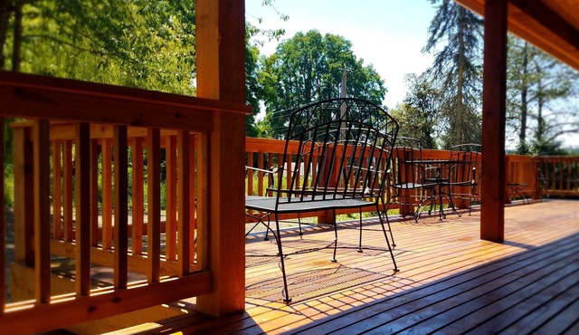 Walking distance to wineries, venues, restaurants and more!